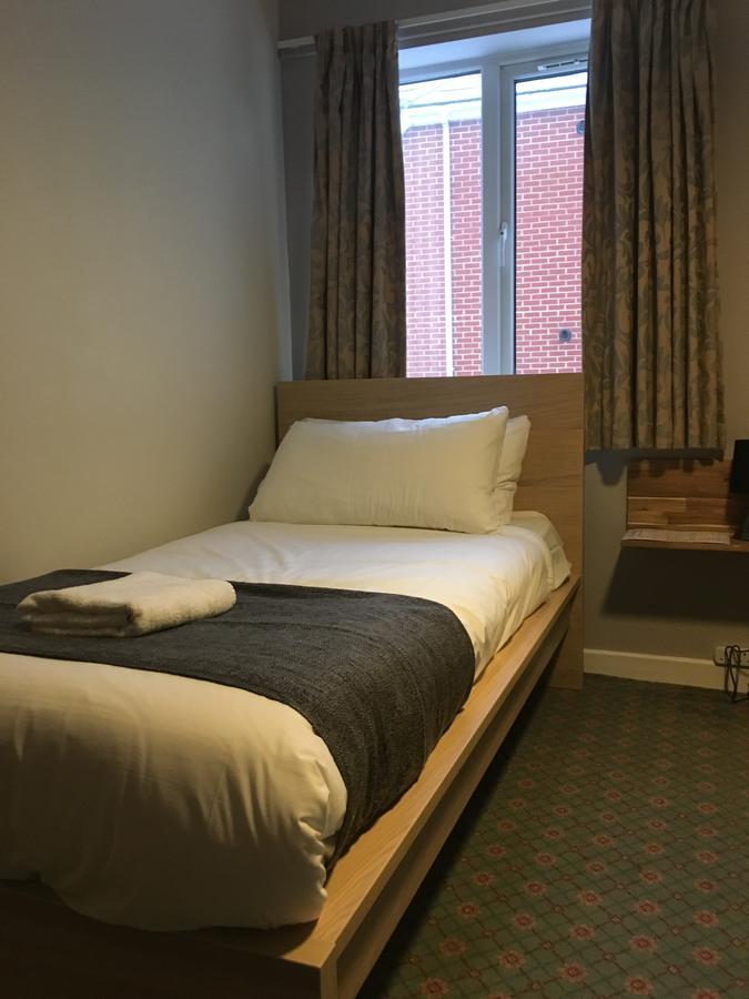 The Mawney Hotel รอมฟอร์ด ภายนอก รูปภาพ